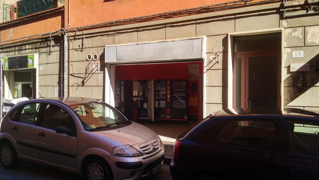 Furto con scasso in pieno giorno nell’open shop