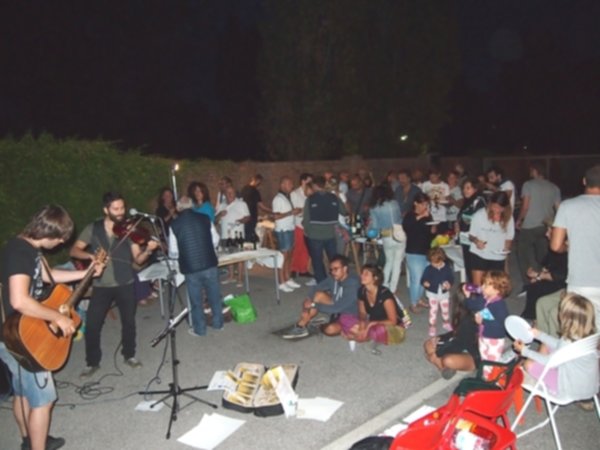 A cena con i buskers