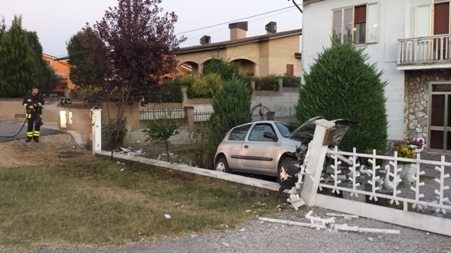 Va fuori strada e urta la centralina del gas