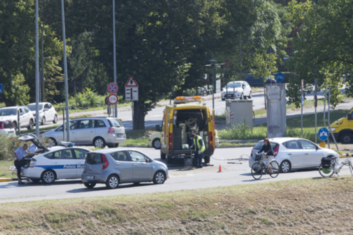 Pauroso incidente, auto contromano si ribalta in rotonda