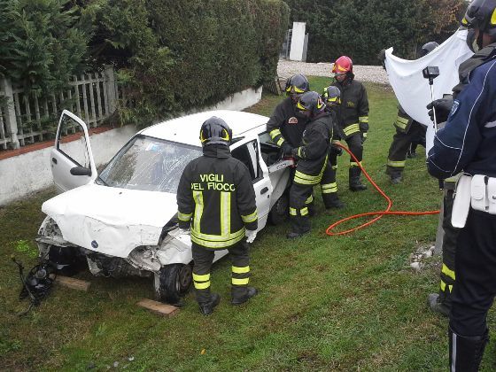 Esce di strada e muore sbattendo contro un muretto