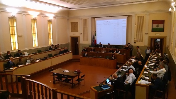 Passa in consiglio l’odg ‘annacquato’ sulle trascrizioni