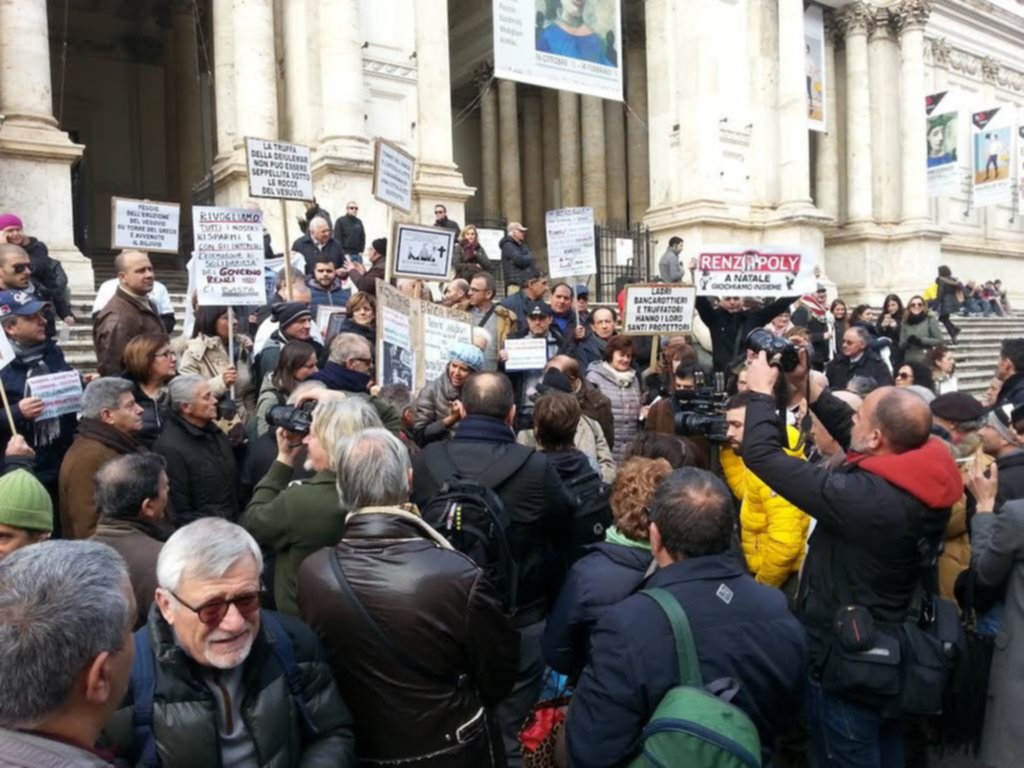 Salva-banche: 200 risparmiatori manifestano davanti a Bankitalia