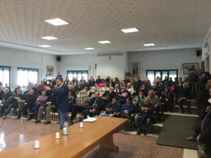 Il sindaco Riccardo Bizzarri con alle spalle i risparmiatori di Masi Torello