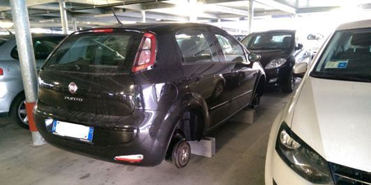 Torna al parcheggio e trova l’auto senza le ruote