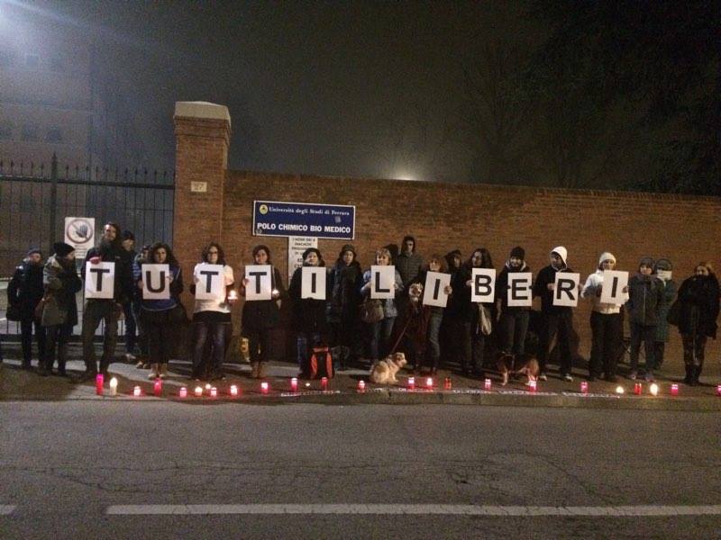 Fiaccolata per liberare i macachi