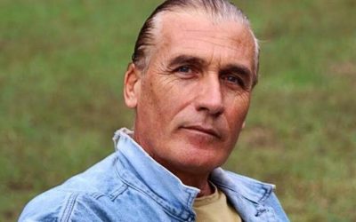 Morto Enrico Menegatti, l’artista che scolpiva il legno portato dal mare