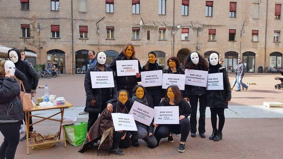 Piazza Municipale si accende contro le discriminazioni