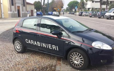 Rifiuta di esibire i documenti e aggredisce i carabinieri
