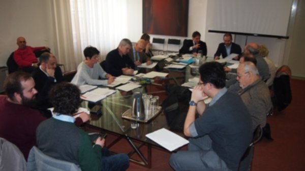 Distese, tutti contro Serra e la palla passa al consiglio