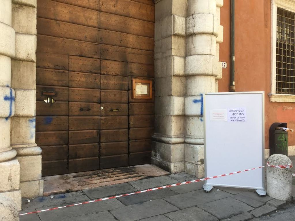 Il vandalo torna in Ariostea: “in ostaggio di un uomo con vernice e accendino”