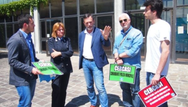 Vigilesse aggredite, FdI: “Cercasi comandante con coraggio”. Trentini: “Ci sono”