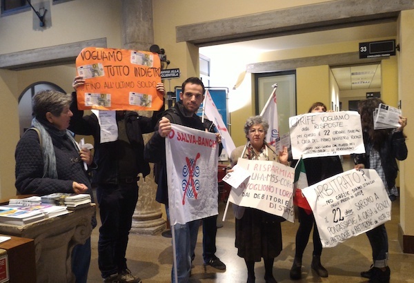 I “No salva-banche” ai dipendenti Carife: “Unitevi a noi”