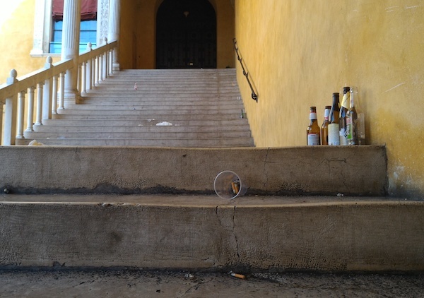 Bottiglie, bicchieri, sigarette e vomito nello scalone di Palazzo Municipale