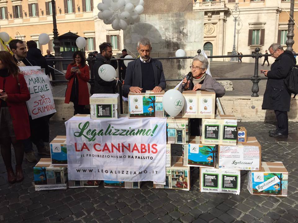 Cannabis legale. Consegnate le firme, 1400 da Ferrara