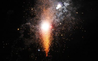 Getta tre petardi nel giardino della vicina, il giudice lo condanna