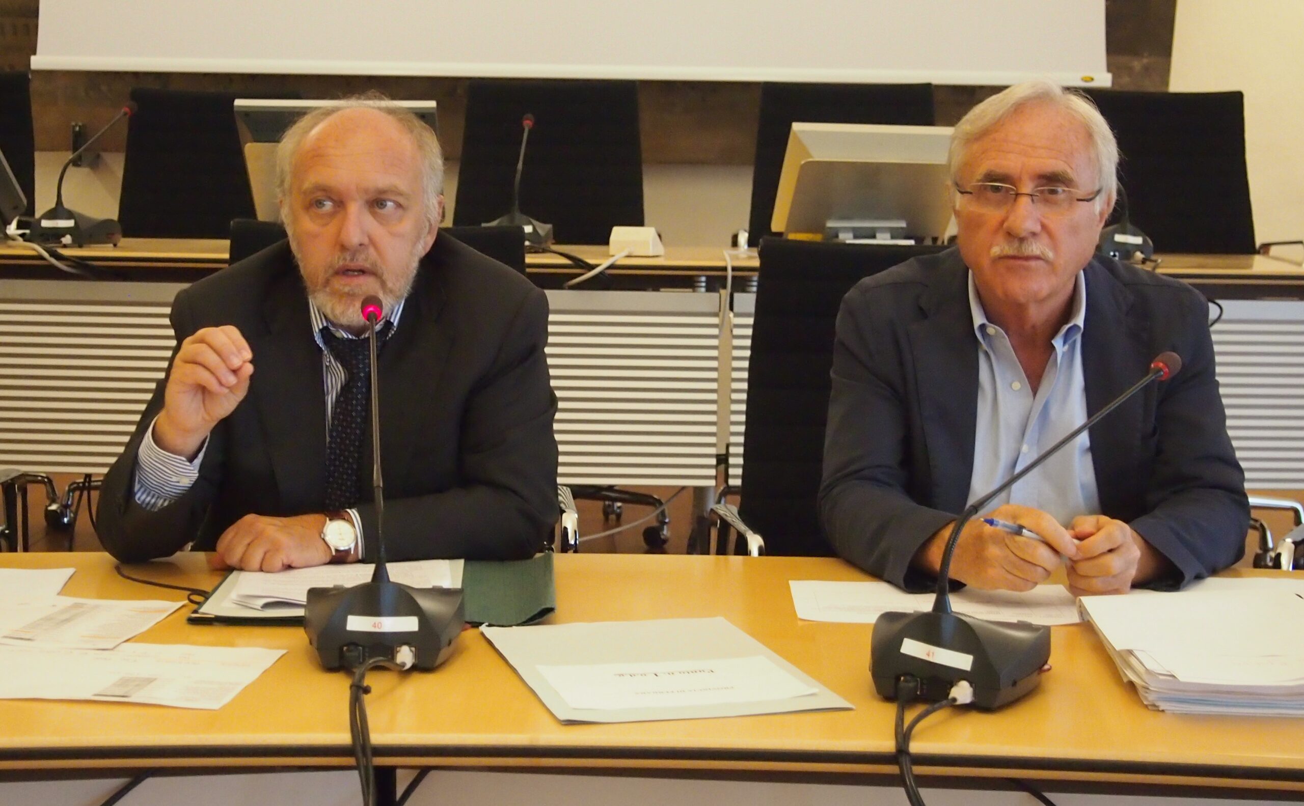 Provincia, una “vecchia zia danarosa” che vende i gioielli di famiglia