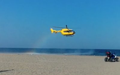 Il mare lo inghiotte mentre gioca col fratellino, 11enne in condizioni disperate