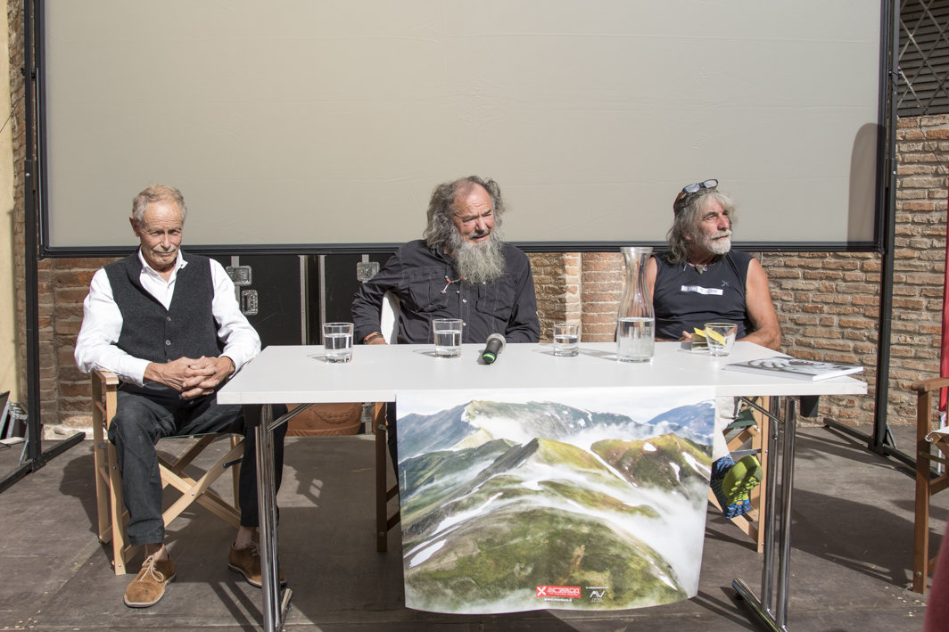 Mani che asciugano lacrime