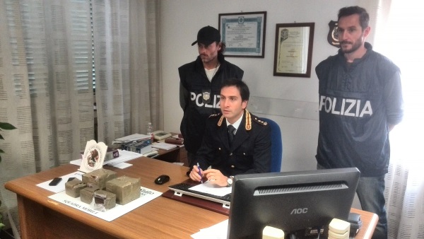 Arrestato trafficante con 5 chili di hashish