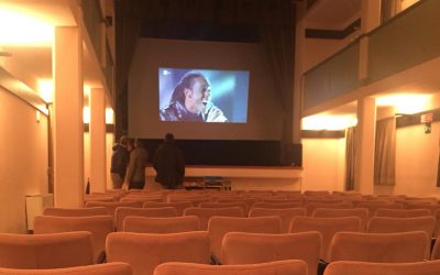 Sold out prima del debutto per la commedia dialettale: “Tut è cumincià in tl’eden e le fni a dla dal sasso”