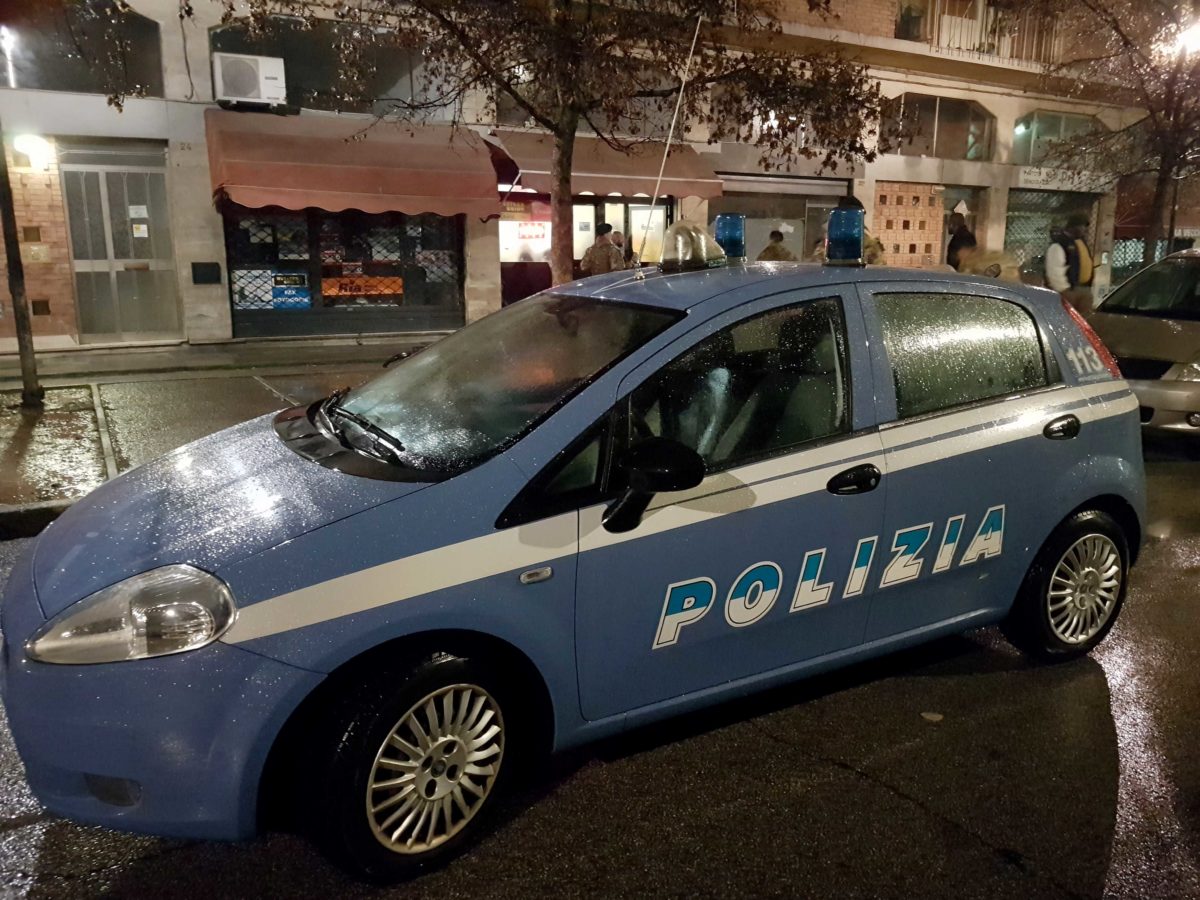 “Poliziotti abbandonati: devono pagarsi i giubbotti antiproiettile”. Ma l’allarme del sindacato è smentito dalla Questura