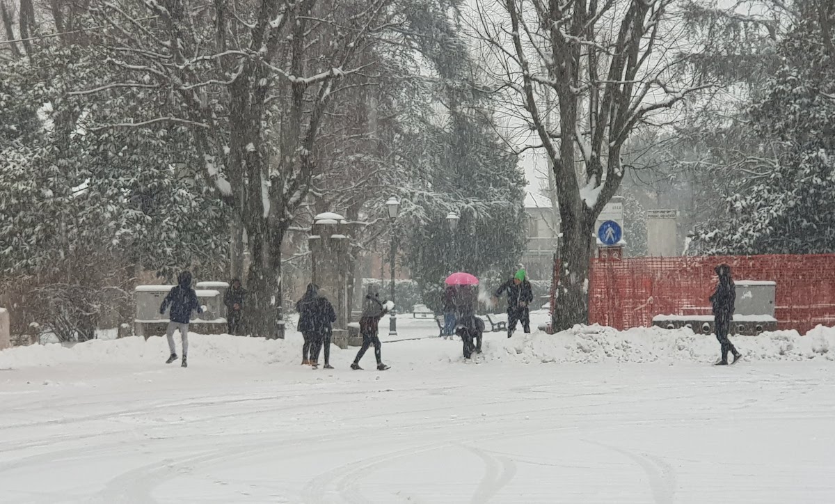 Scuole chiuse per neve: un anno e mezzo dopo i dipendenti dovranno ‘restituire’ un giorno di lavoro