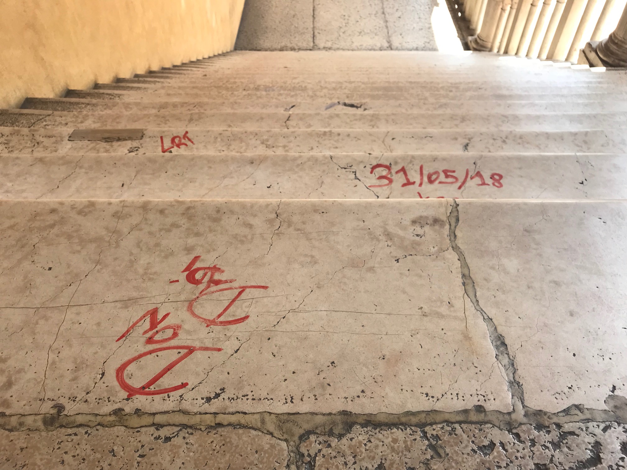 Vandali notturni: lo scalone del Municipio diventa off-limits
