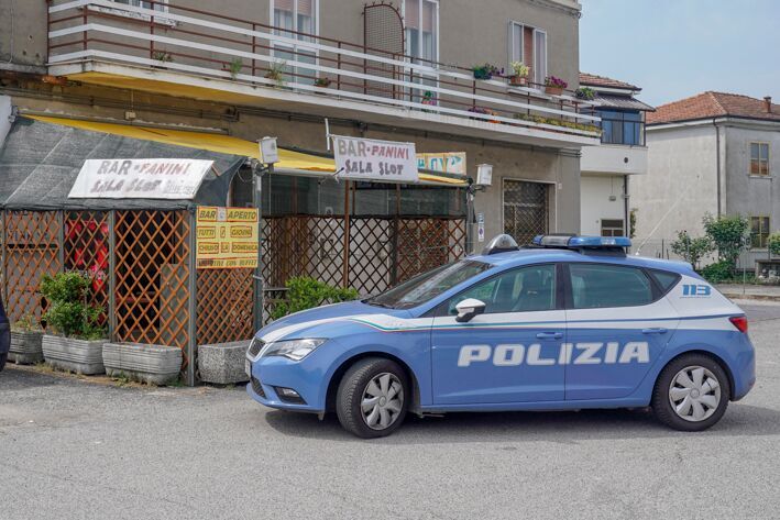 Bar nel mirino dei ladri: divelte le slot machine