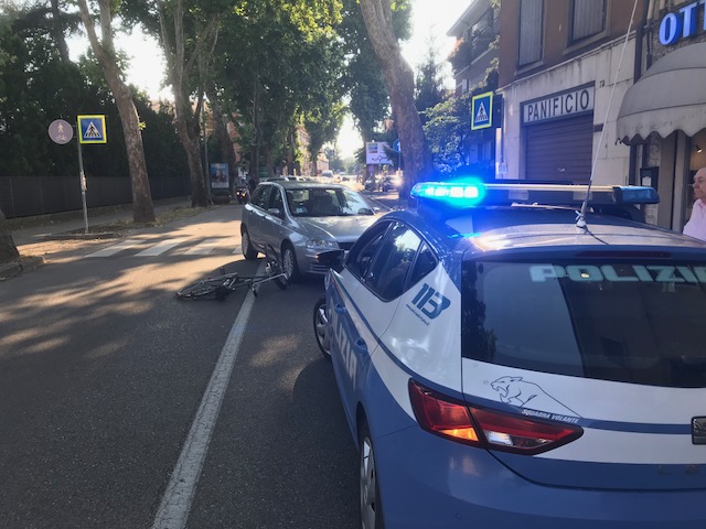 Ciclista investito sulle strisce da un’auto