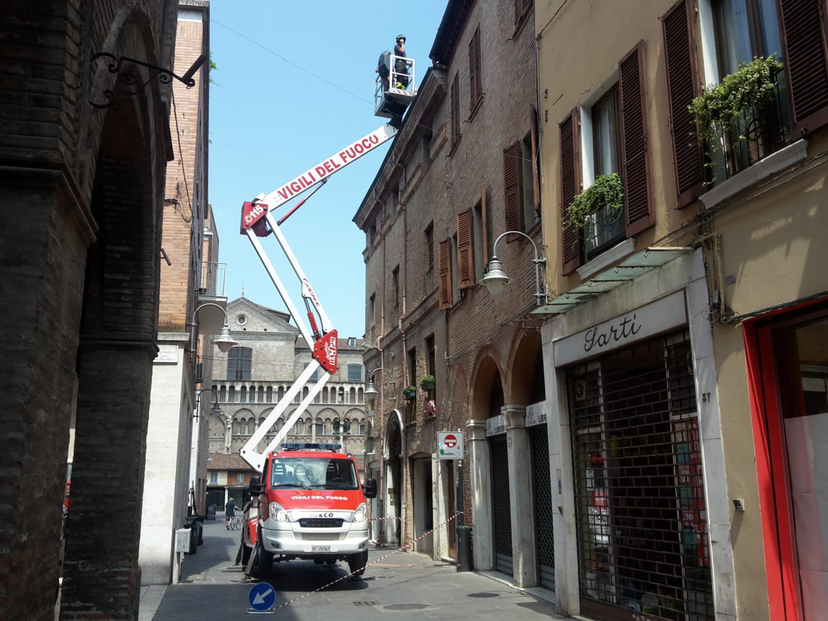 Cade una tegola dal tetto, San Romano blindata
