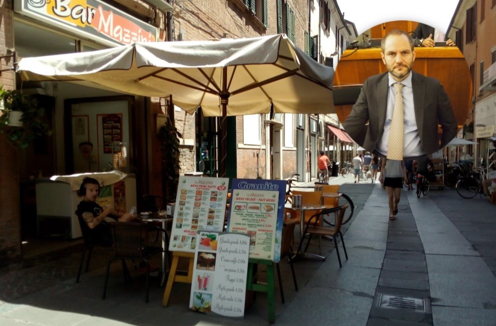 Cartelli commerciali in centro, Serra: “Non c’è il divieto”