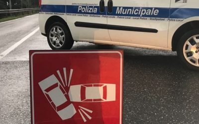 Frontale in via Bonzagni: due donne ferite, disagi al traffico