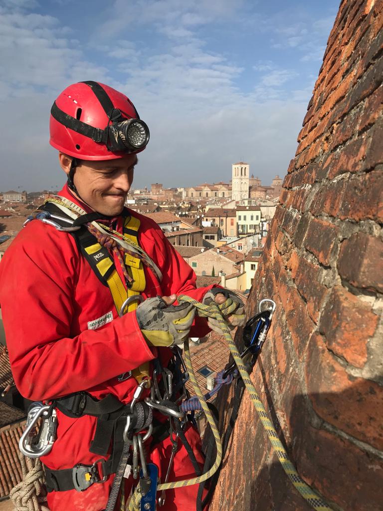 Vigili del fuoco sul campanile di San Gregorio, rimossi 150 chili di cornicione pericolante