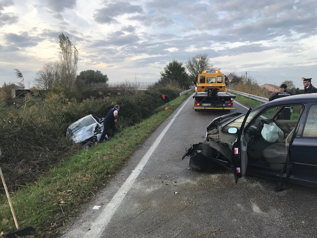 Schianto frontale sul cavalcavia: due automobilisti ricoverati d’urgenza