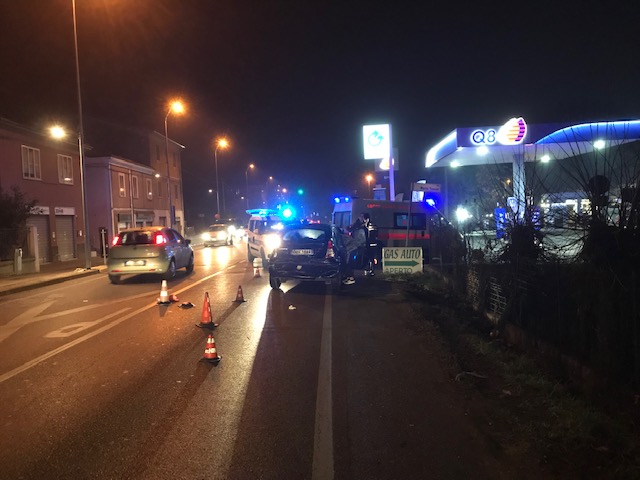 Lunghe code in via Modena dopo un violento tamponamento