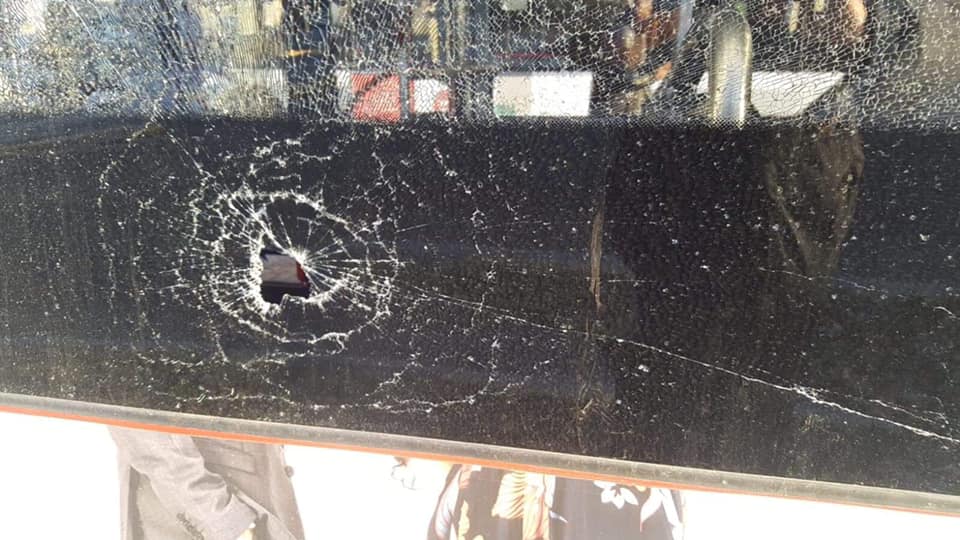 Lanciò una bottiglia contro l’autobus: carcere e nulla osta all’espulsione