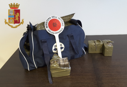 Fermato mentre telefona al volante: la polizia trova 25 kg di hashish nel baule