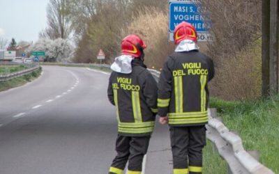 Esce di strada e si cappotta, 63enne al Delta