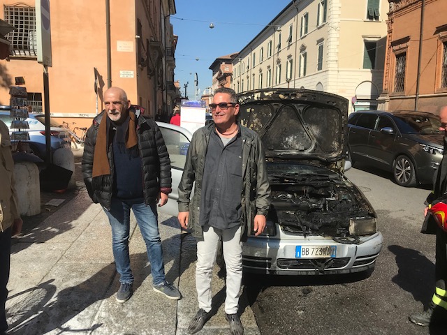 Auto in fiamme in corso Giovecca: i parcheggiatori estraggono la conducente dall’abitacolo