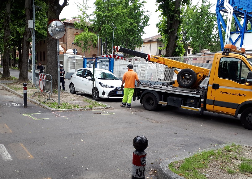 Pochi parcheggi all’Usl: i dipendenti pagano multa e rimozione. Il comitato: “Direzione inadeguata”