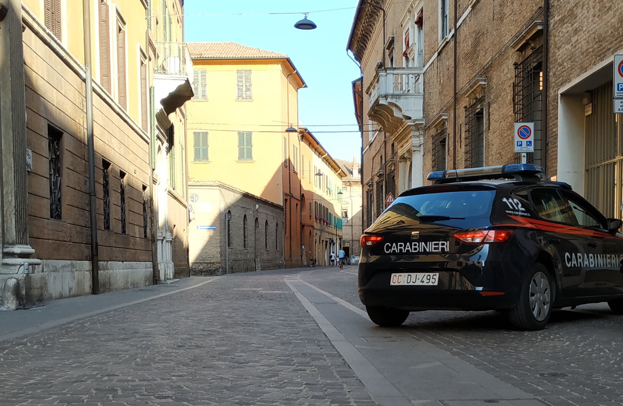 Anziano derubato mentre preleva al bancomat