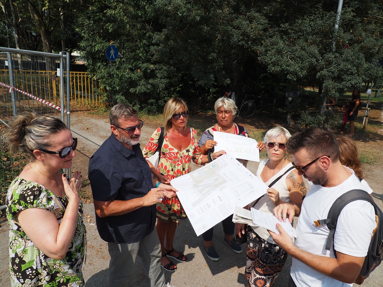 Politici e attivisti in campo contro la ‘strage’ di alberi: “Mai più uno scempio così”