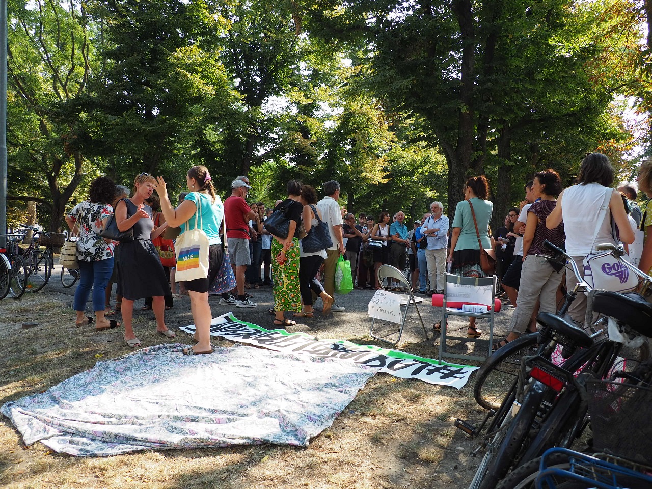 Anziani, bambini, famiglie: i residenti in campo per le panchine. “Toglierle danneggia soltanto noi”