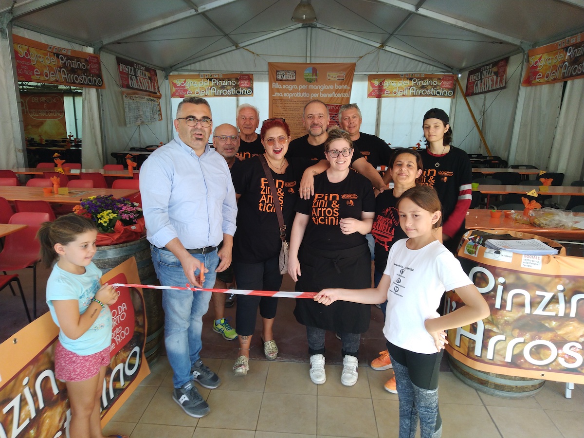 Commensali de Il Mantello alla Sagra del pinzino e dell’arrosticino
