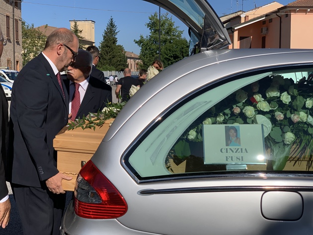 Femminicidio Fusi. Il medico legale: “Vittima colpita quando era già a terra, colta di sorpresa”