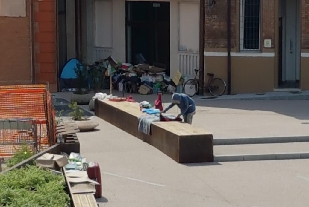 Rifugio in piazza Verdi, residenti e commercianti: “Sgomberare la discarica”