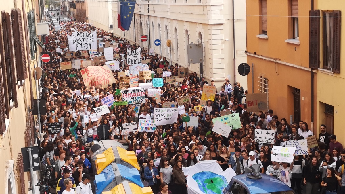 Fridays for future, 2mila ferraresi in marcia per il clima: “È la lezione più importante”