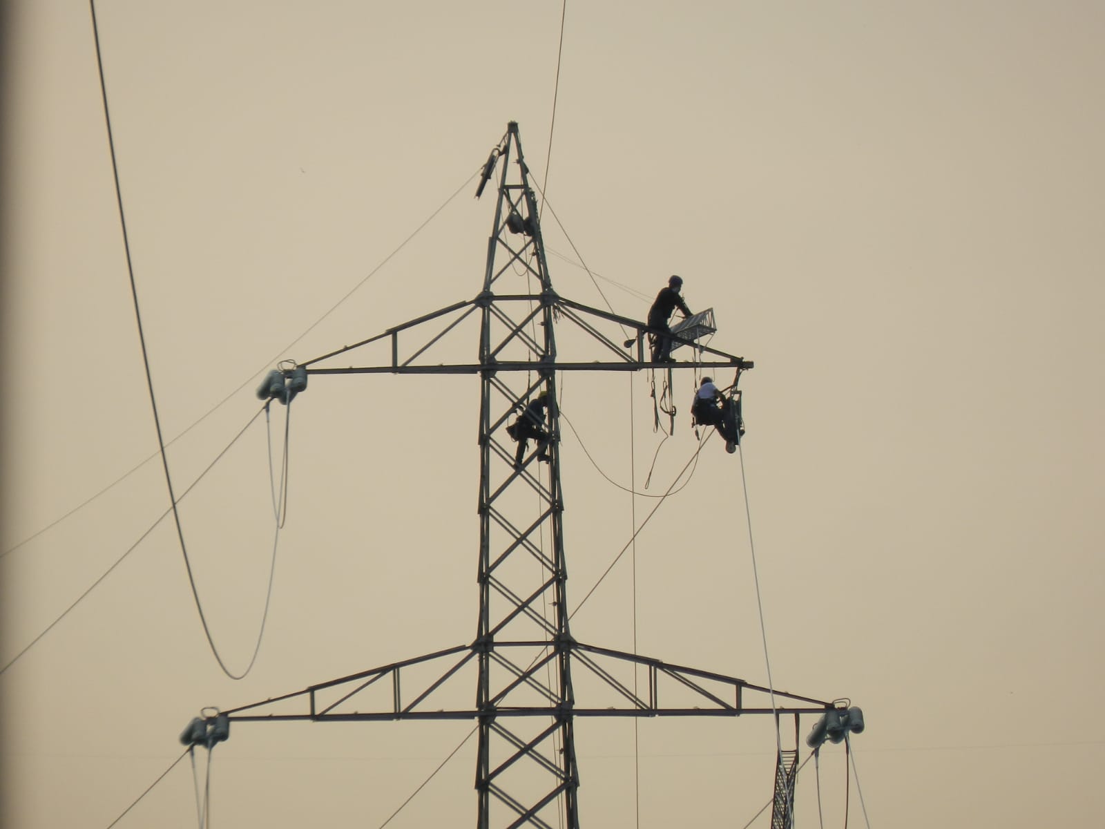 In corso le operazioni per la sostituzione dell’elettrodotto aereo in via Borgatti