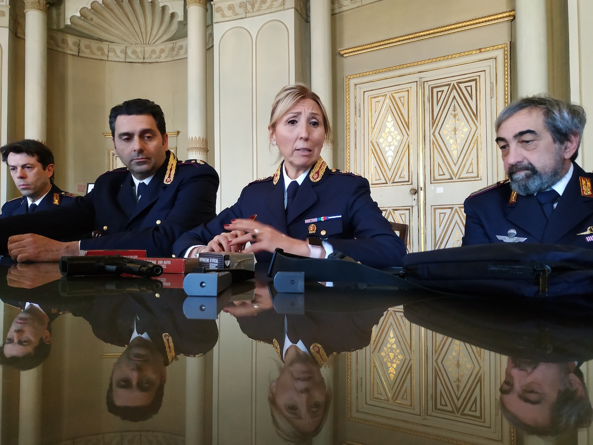 Pistola carica in stazione, denunciato un 48enne